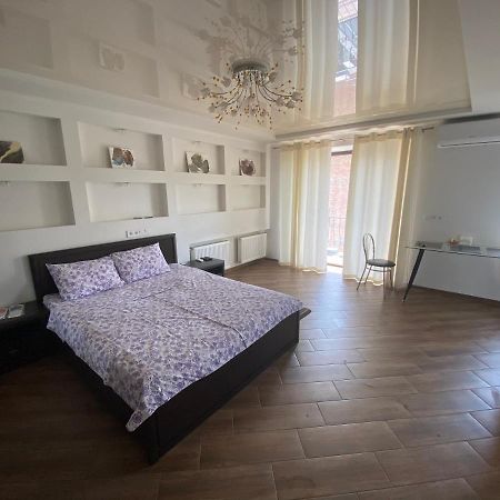 1-Room Studio Center Cherkasy Ngoại thất bức ảnh