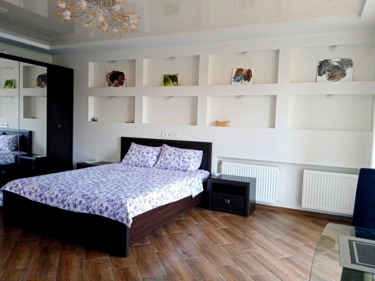 1-Room Studio Center Cherkasy Ngoại thất bức ảnh